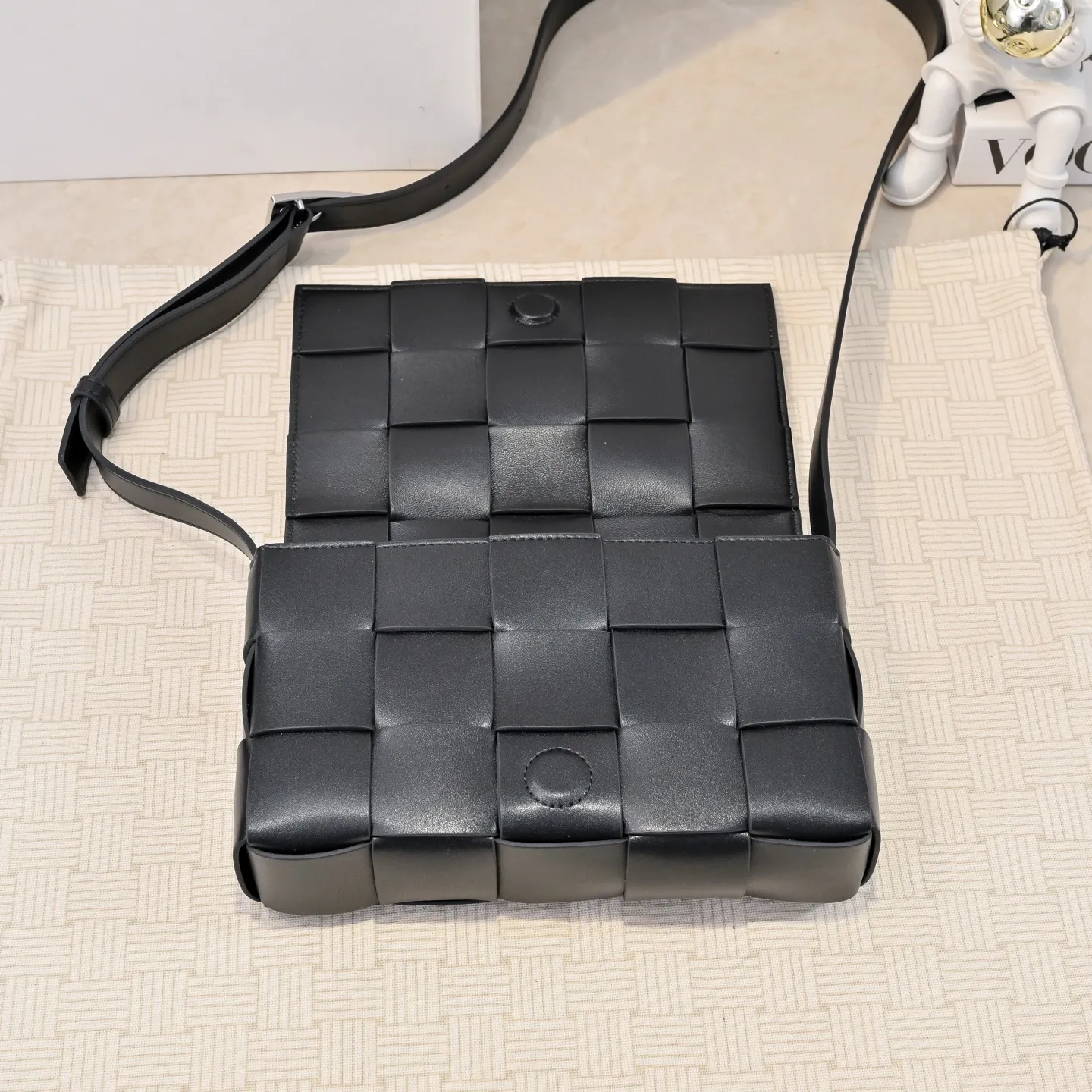 Batch 1520 B Home The new version of CASSETTE has a two-color design with a silver buckle and a hardware triangle buckle. It is really amazing. The two-color urban leather is stiff and fashionable. The lining of the bag is made of suede leather to create a style contrast with the outside. There is no bump in the bag. It is classic weaving, low-key luxury, but there are surprises inside. Simple and easy to wear, suitable for any outfit. Highlights are the same size for men and women. Model: 8768 size：23x15x5
